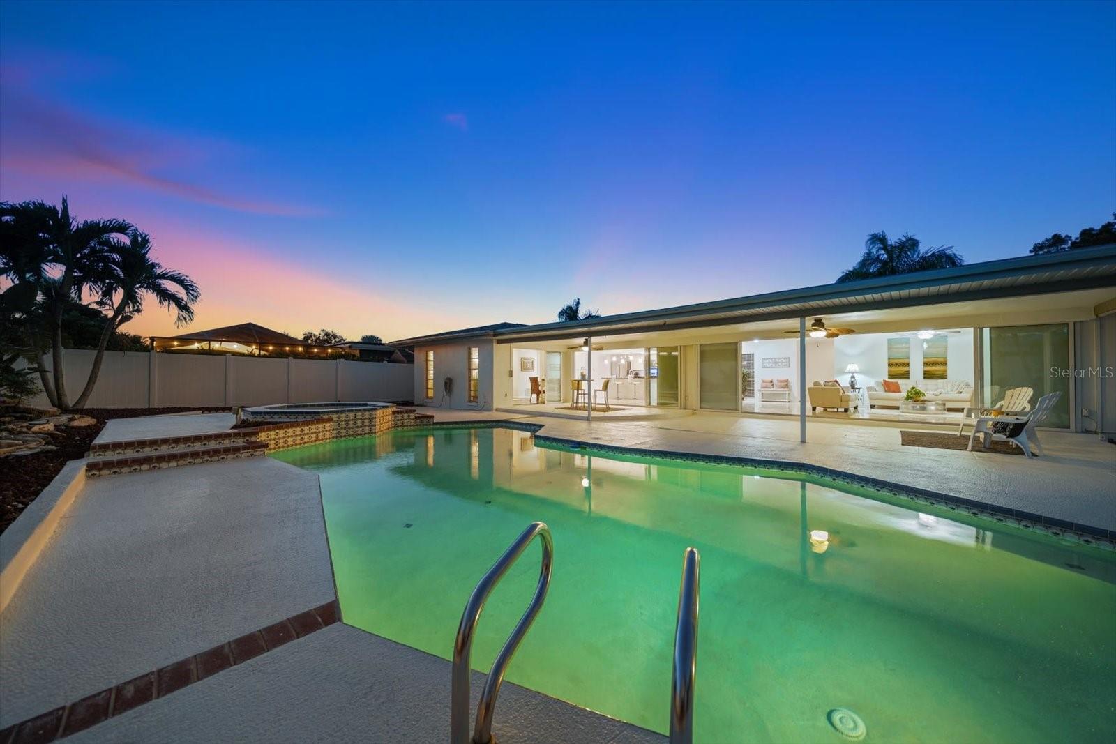 Listing photo id 2 for 14922 Crown Drive