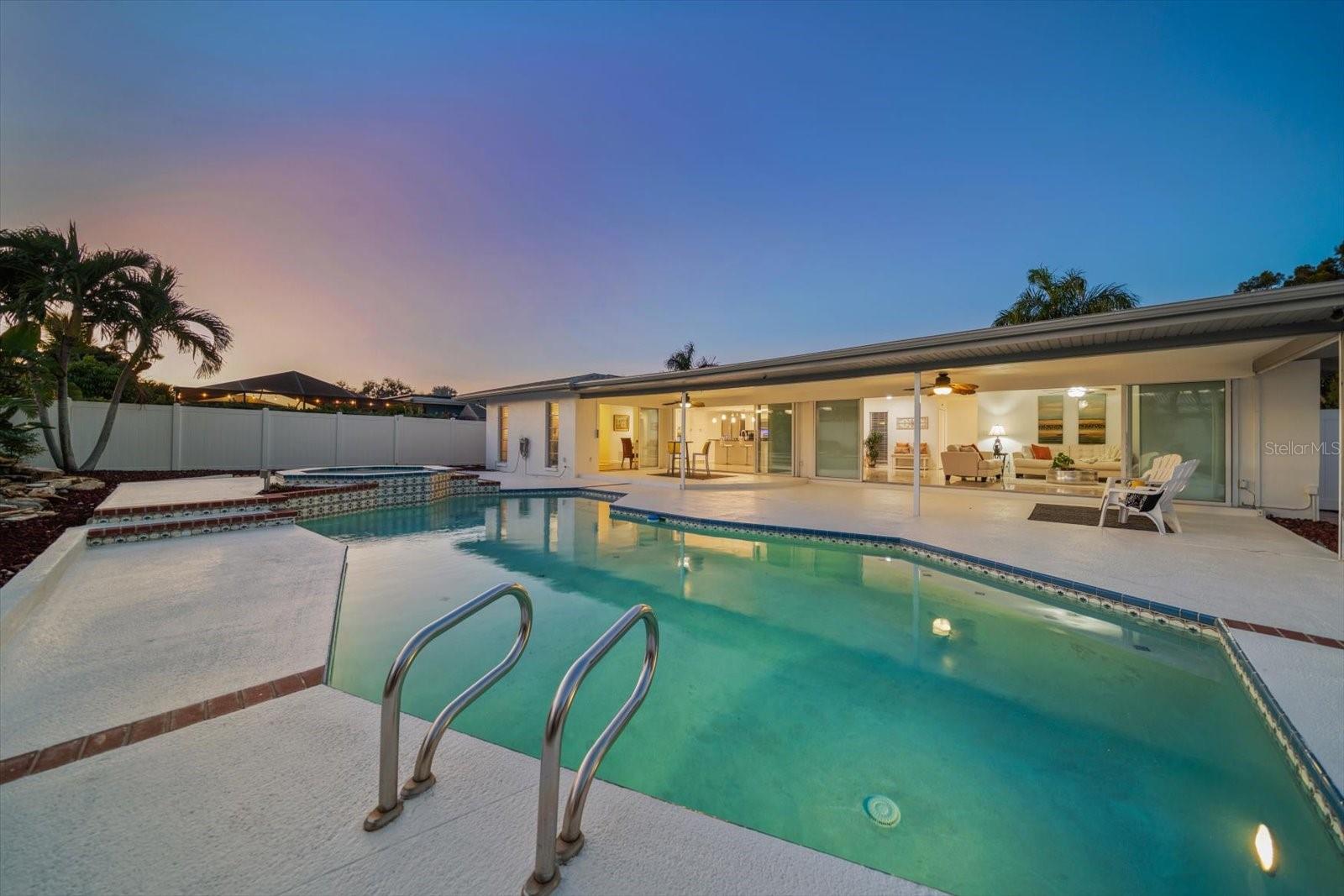 Listing photo id 41 for 14922 Crown Drive