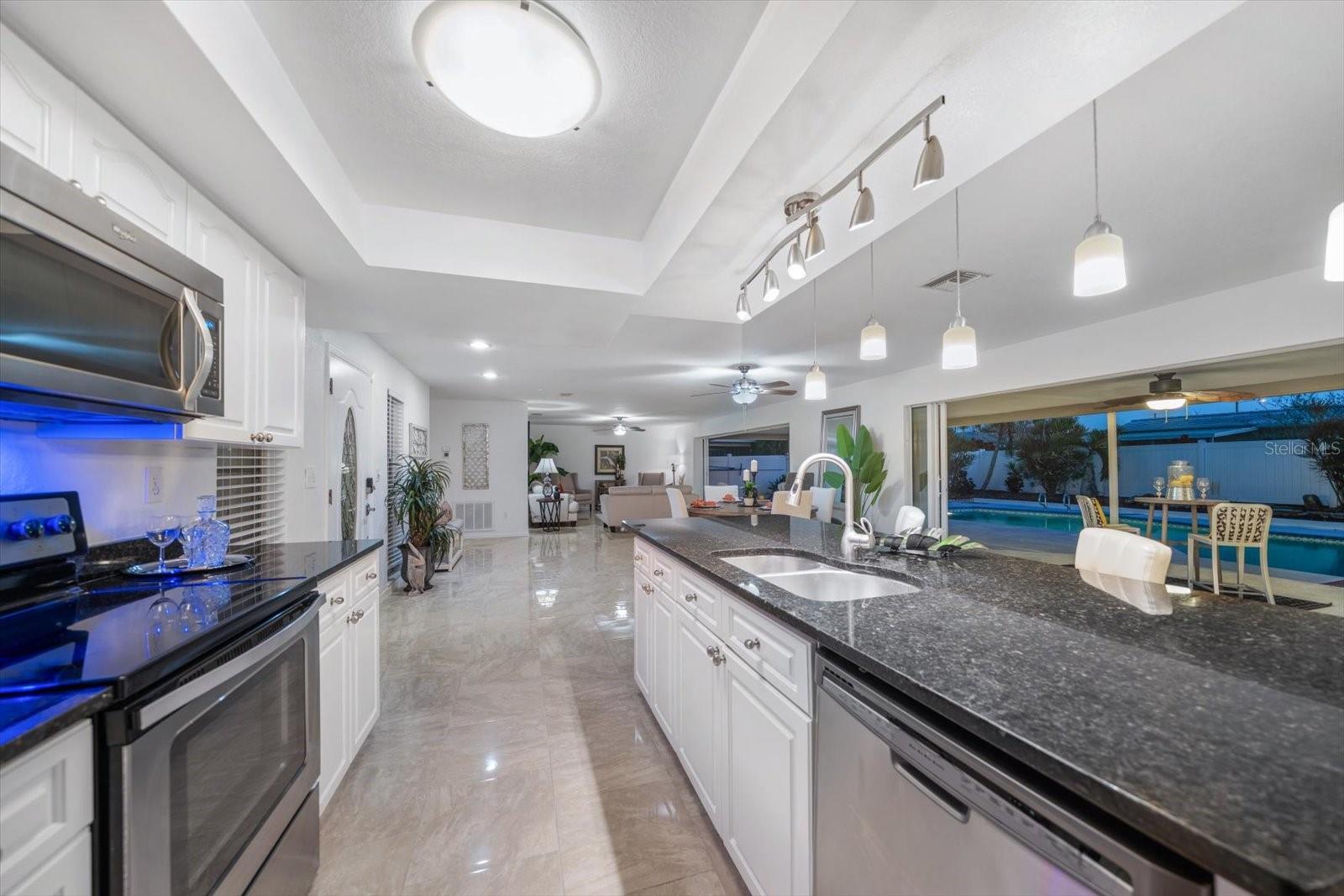 Listing photo id 3 for 14922 Crown Drive