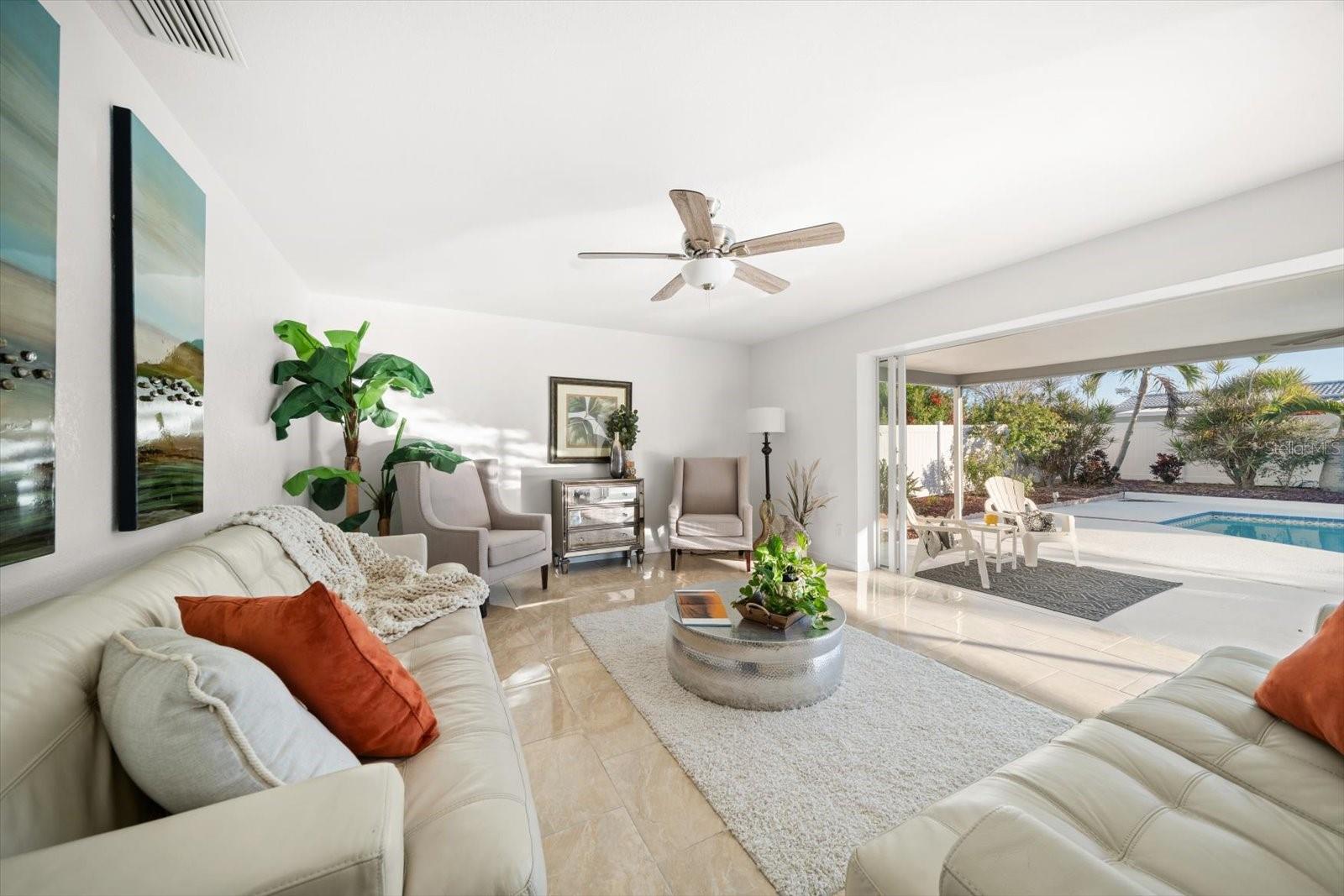 Listing photo id 6 for 14922 Crown Drive