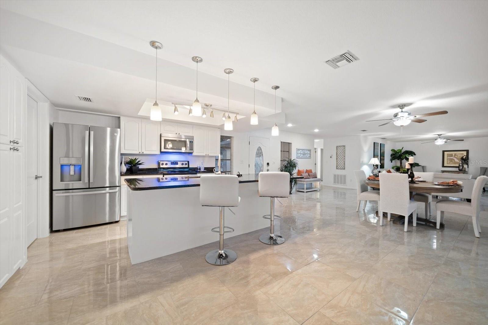 Listing photo id 7 for 14922 Crown Drive