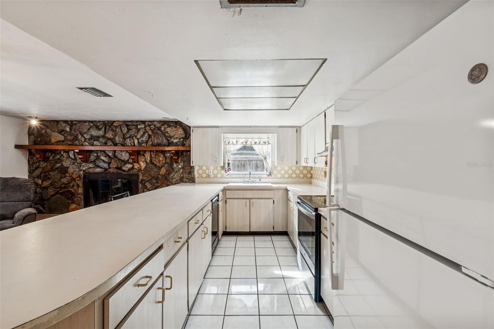 Image 3 of 80 For 14324 Thompson Avenue