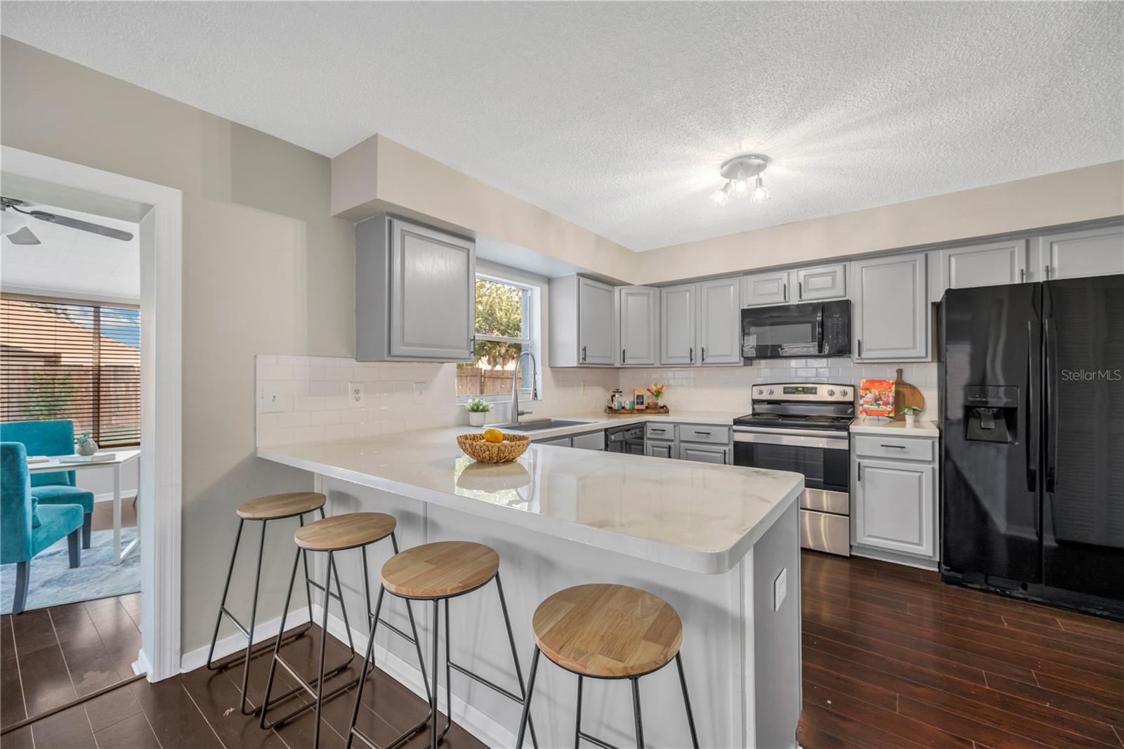 Listing photo id 18 for 1532 Chepacket Street