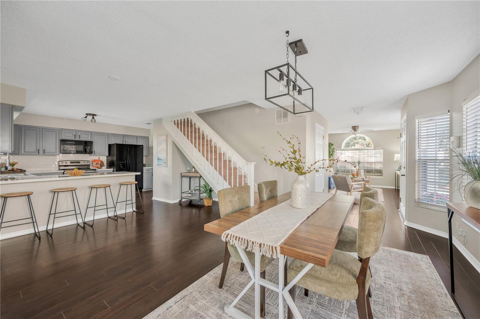 Listing photo id 2 for 1532 Chepacket Street