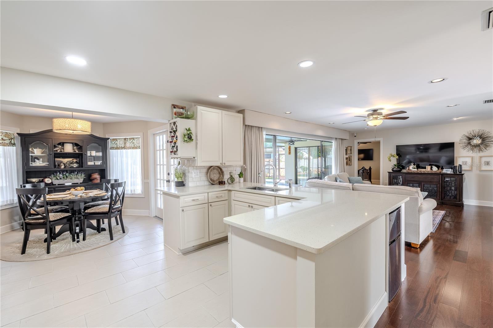 Listing photo id 10 for 2410 Old Coach Trail