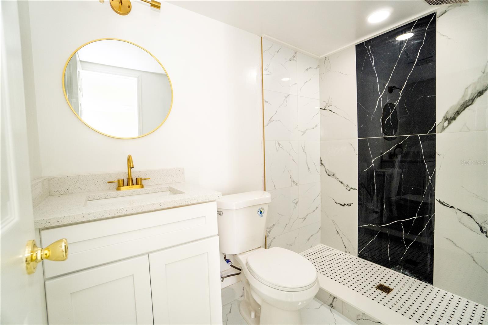 Listing photo id 40 for 5101 Vinson Drive