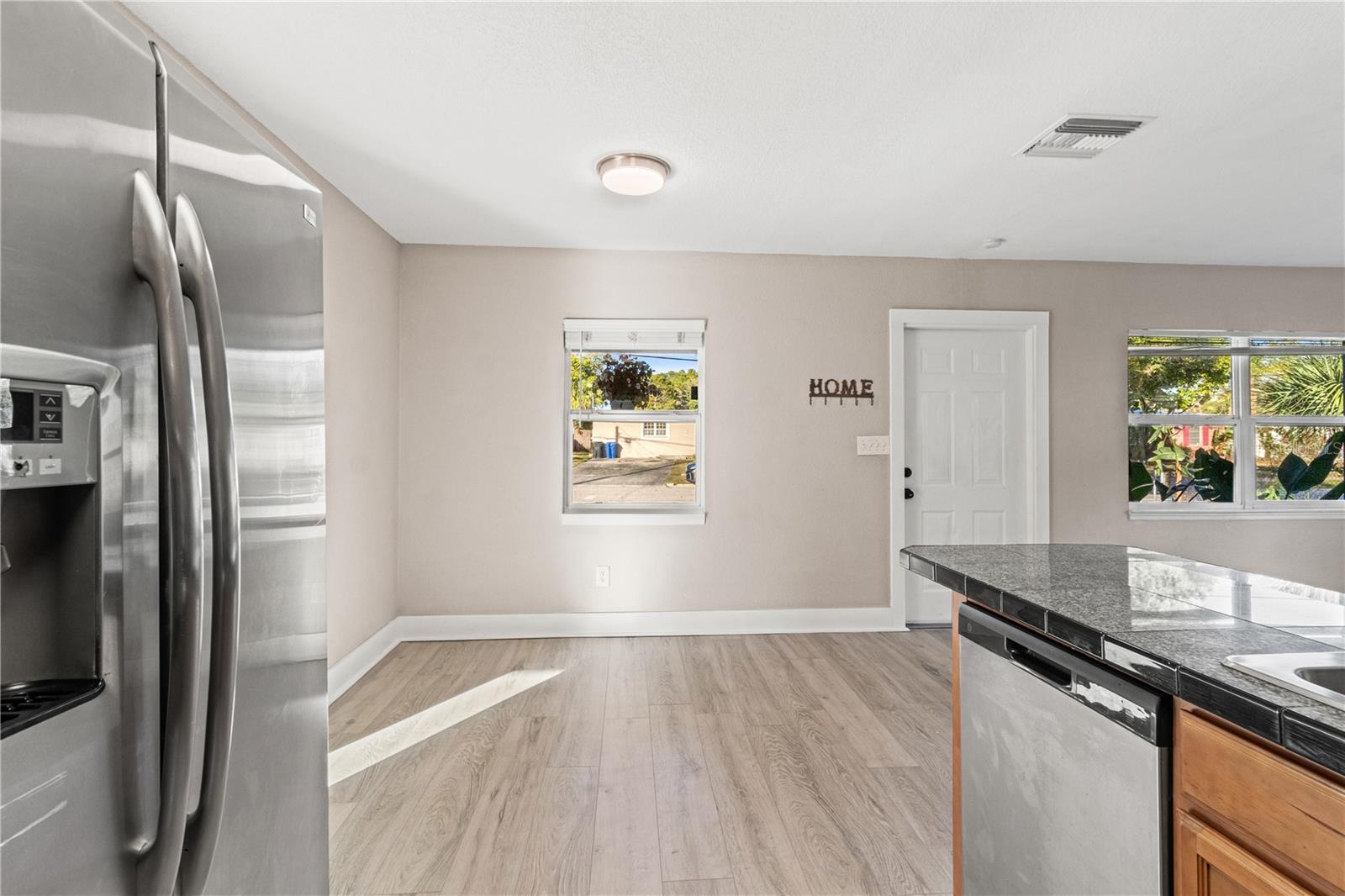 Listing photo id 9 for 6903 Travis Boulevard