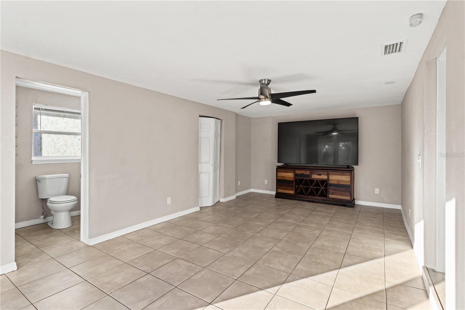 Listing photo id 10 for 6903 Travis Boulevard