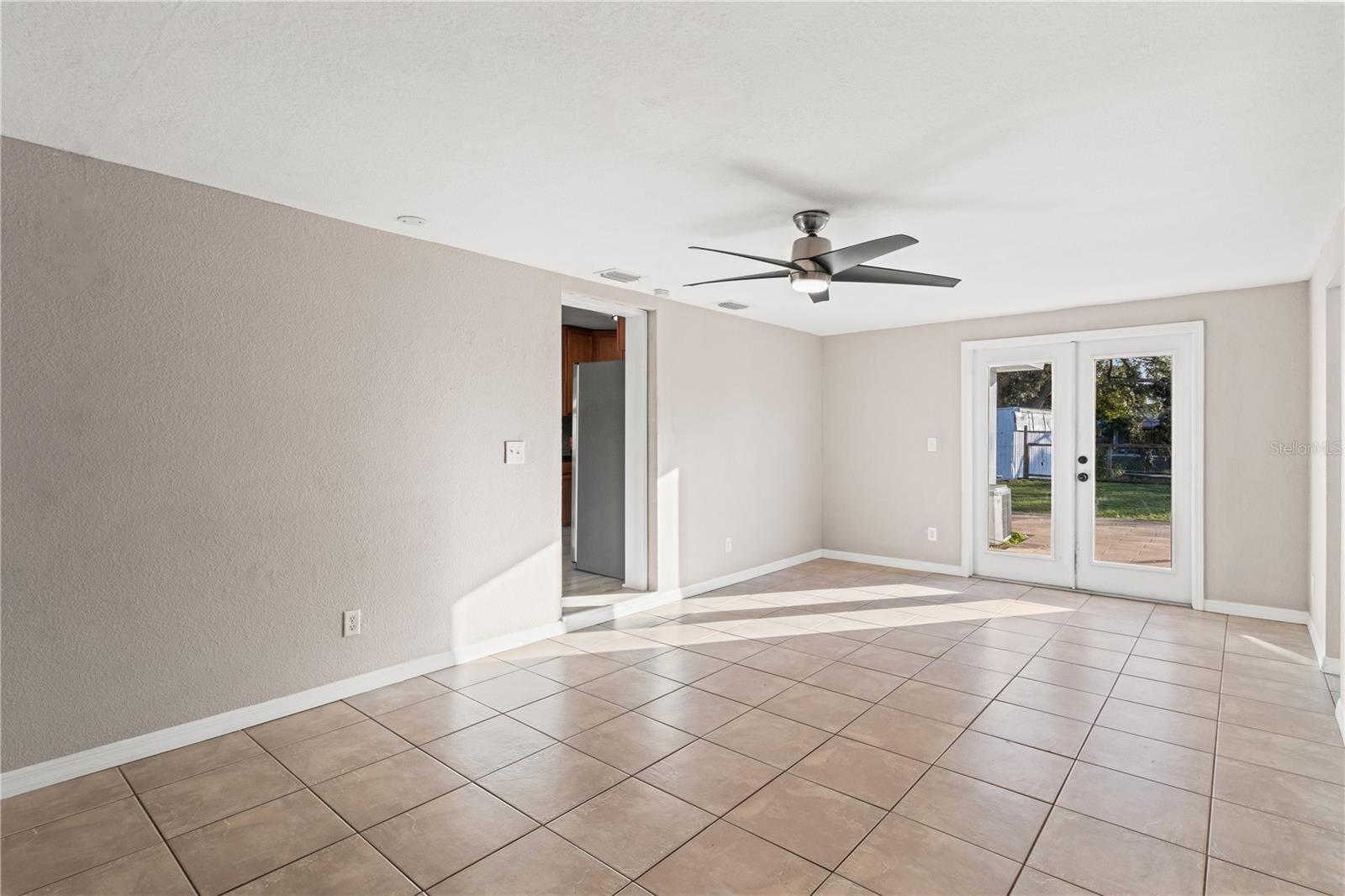 Listing photo id 11 for 6903 Travis Boulevard