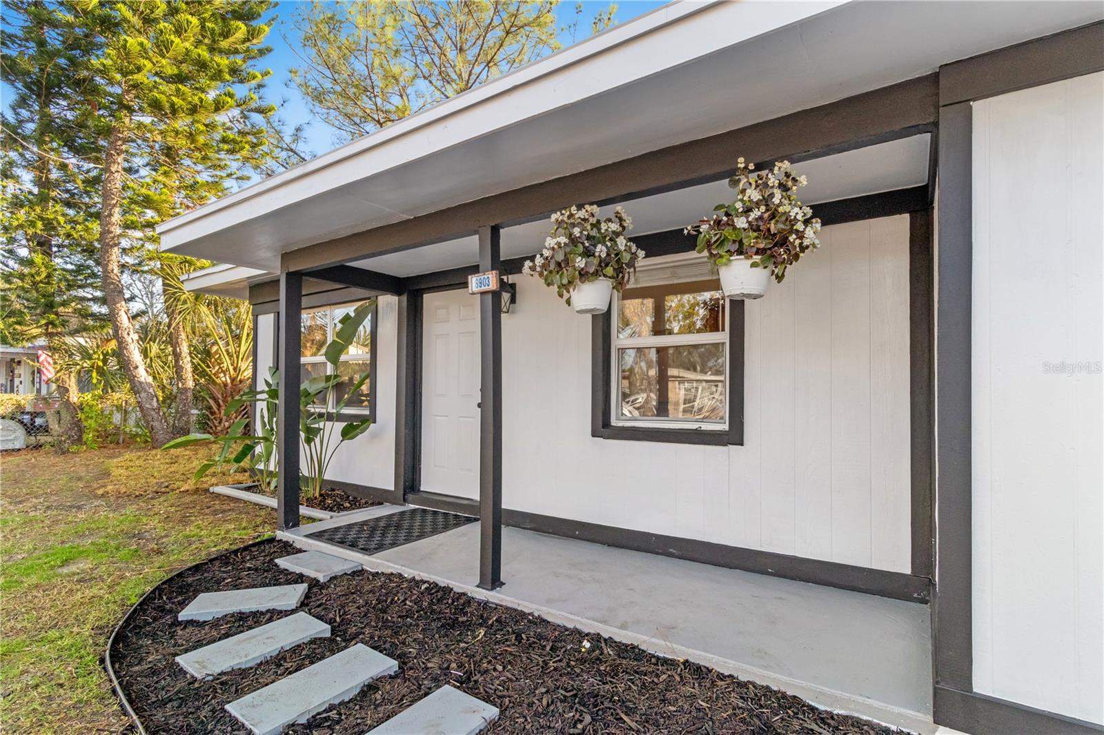 Listing photo id 2 for 6903 Travis Boulevard