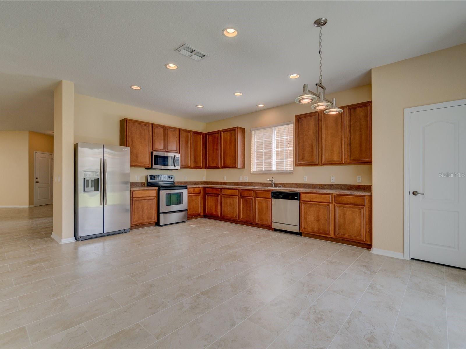 Image 13 of 30 For 17552 Queensland Street