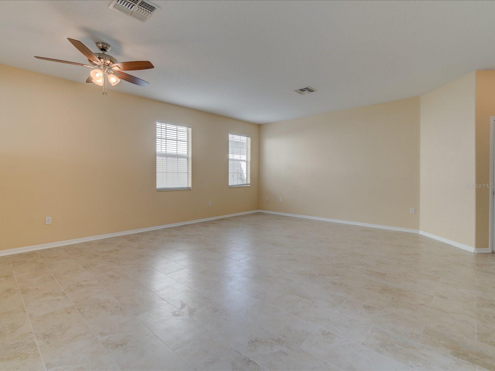 Image 7 of 30 For 17552 Queensland Street