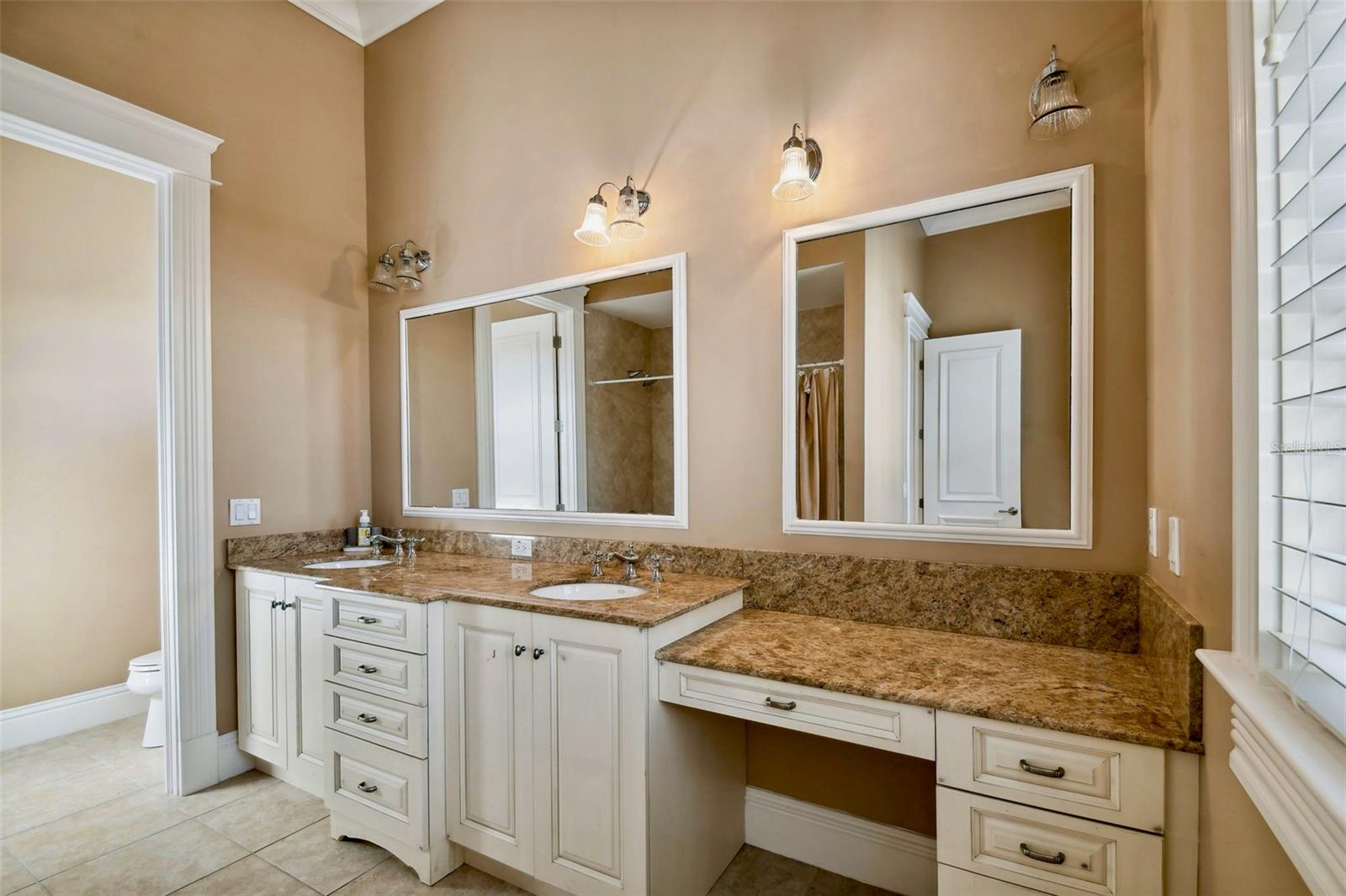 Listing photo id 37 for 704 Berrocales De Avila