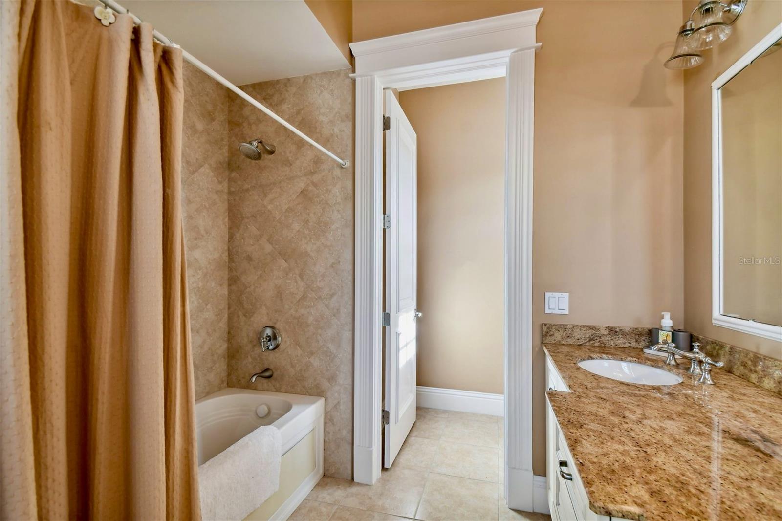 Listing photo id 38 for 704 Berrocales De Avila