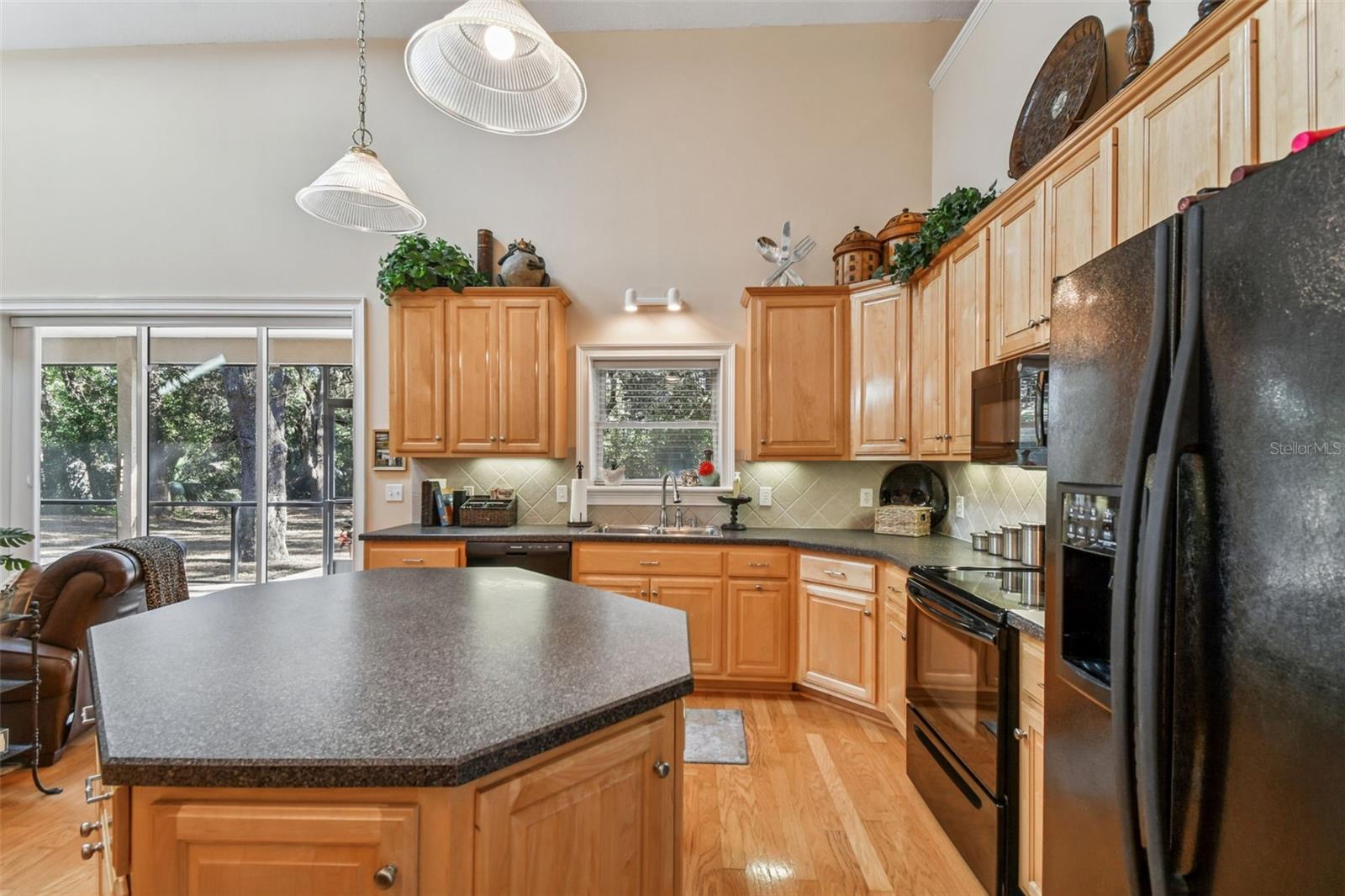 Image 14 of 46 For 12715 Linda Drive