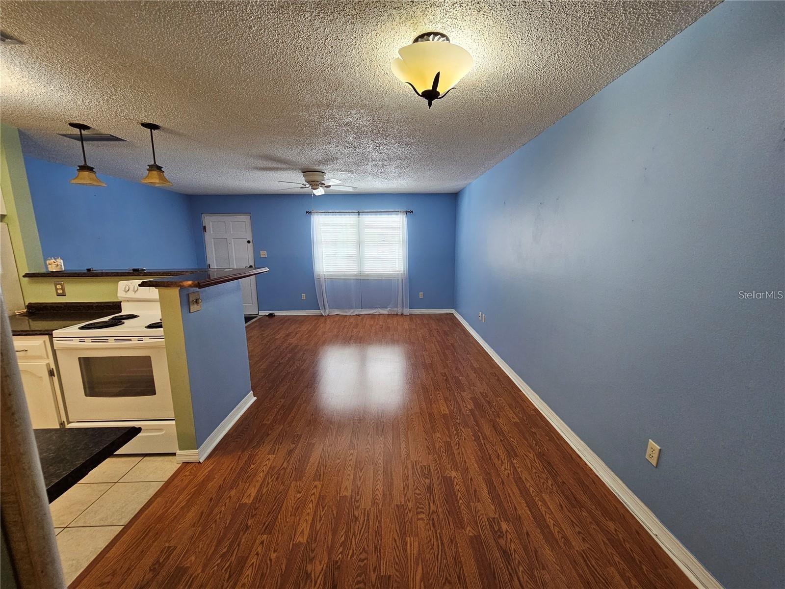 Listing photo id 10 for 4801 Airport Road 118