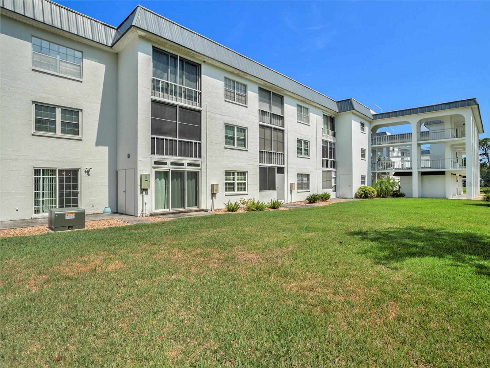 Listing photo id 7 for 4801 Airport Road 118