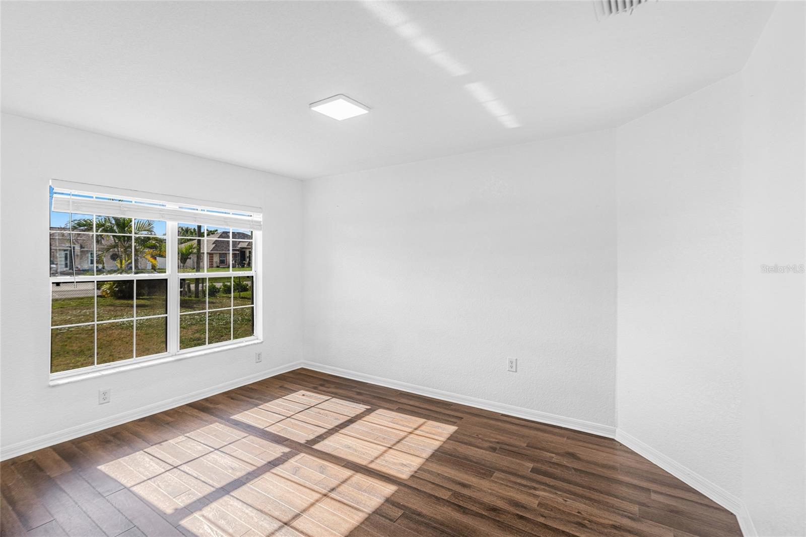 Image 14 of 71 For 418 Windermere Drive