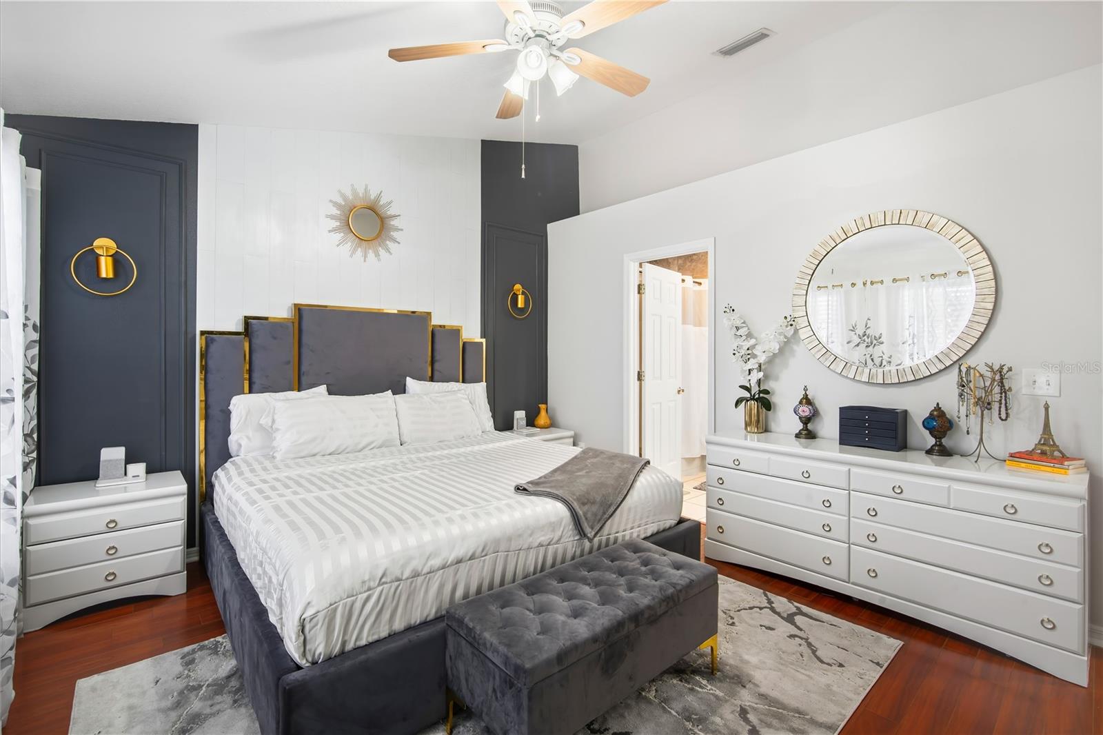 Listing photo id 16 for 12466 Country White Circle