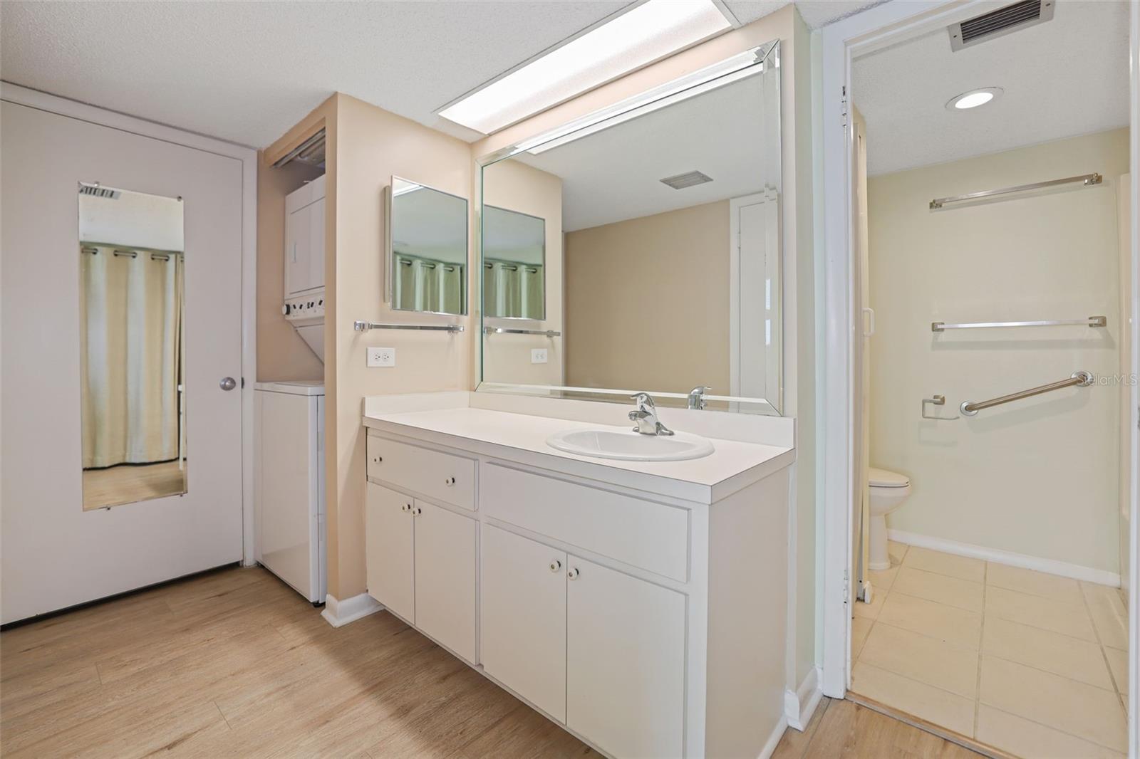 Image 27 of 41 For 450 Treasure Island Causeway 208