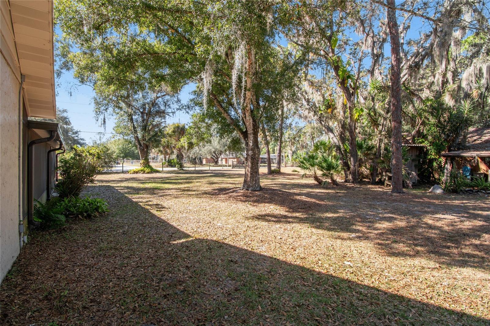 Listing photo id 22 for 17641 Deerfield Drive