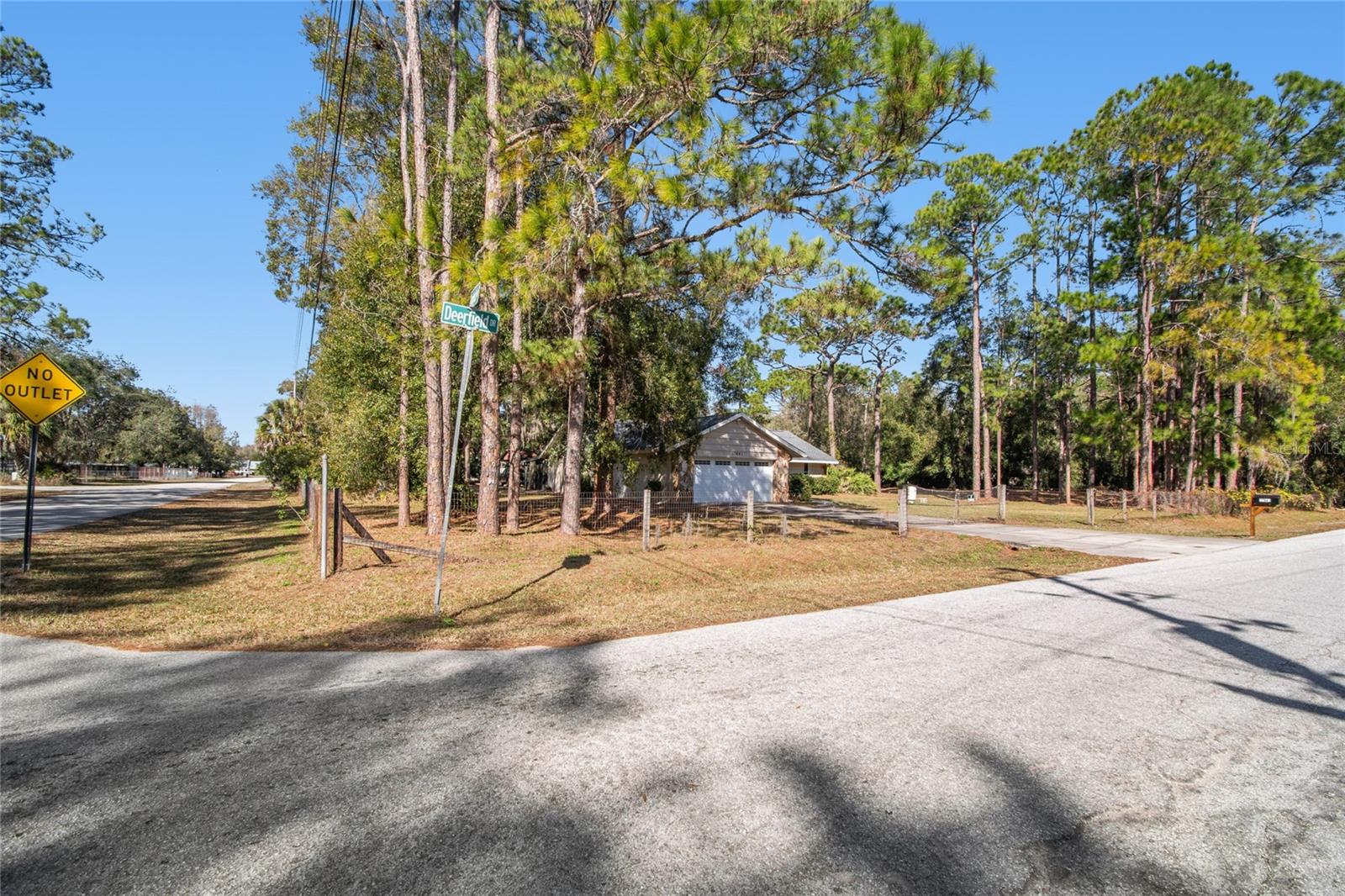 Listing photo id 1 for 17641 Deerfield Drive