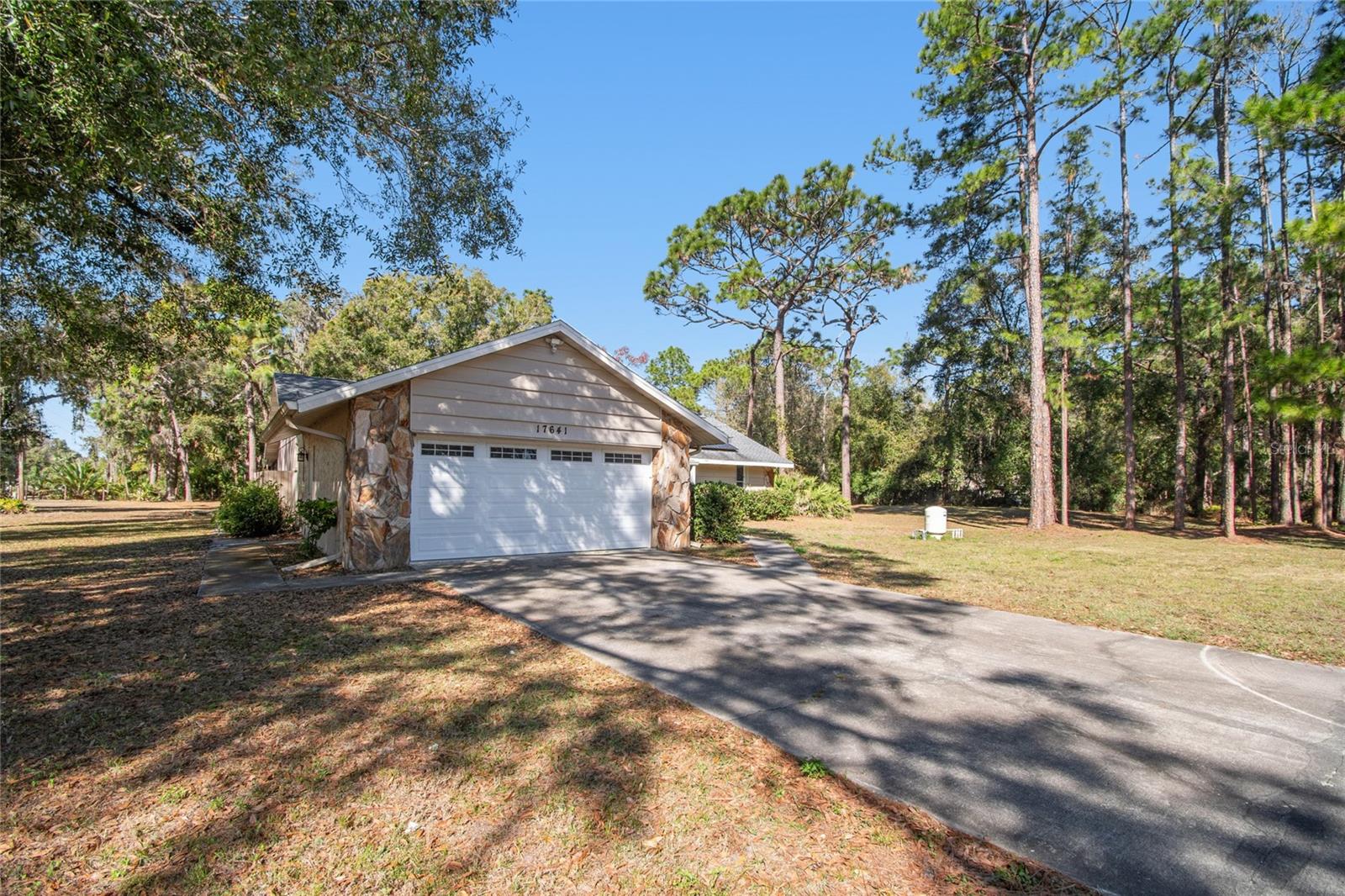 Listing photo id 28 for 17641 Deerfield Drive