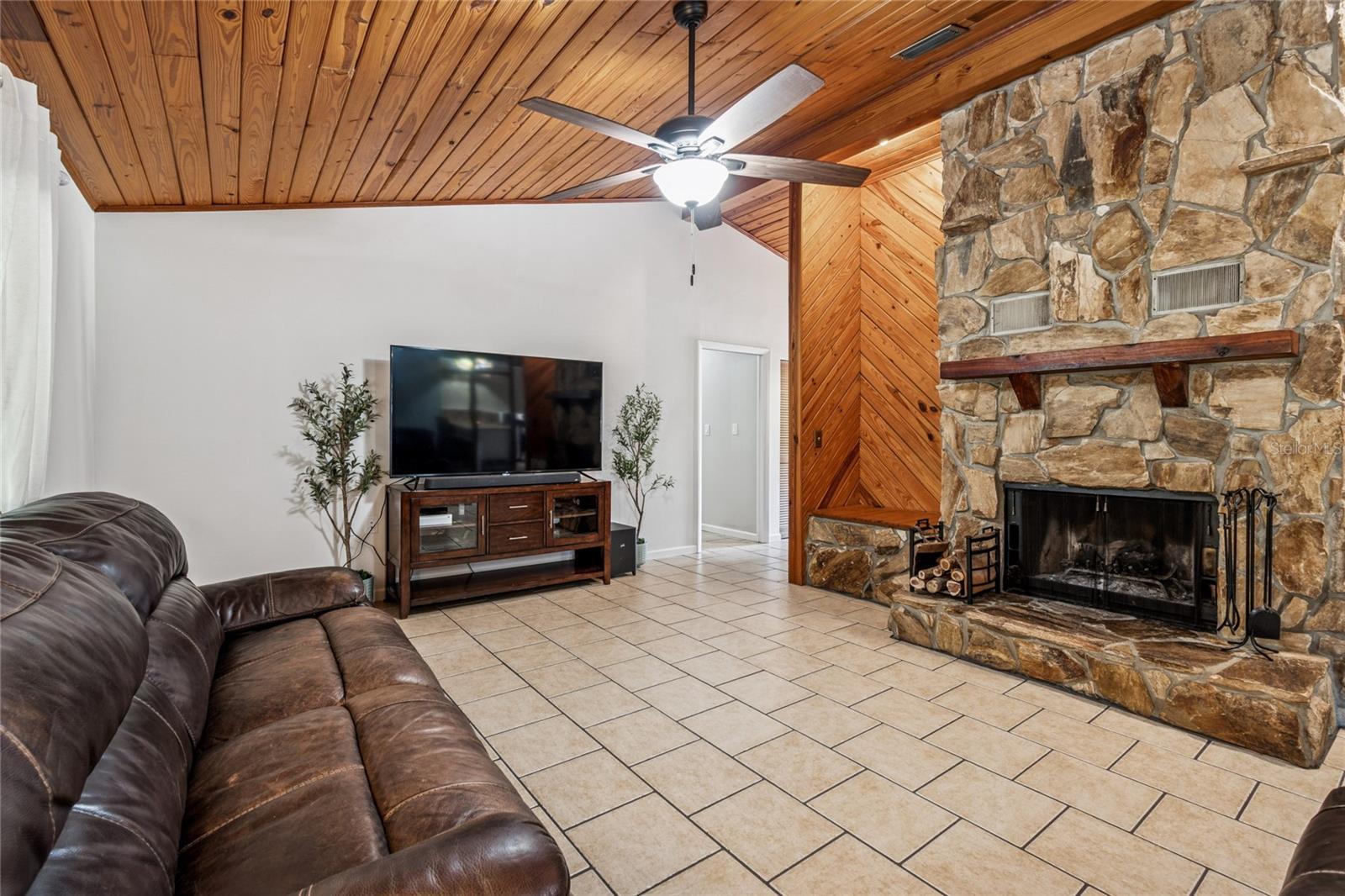 Listing photo id 37 for 17641 Deerfield Drive