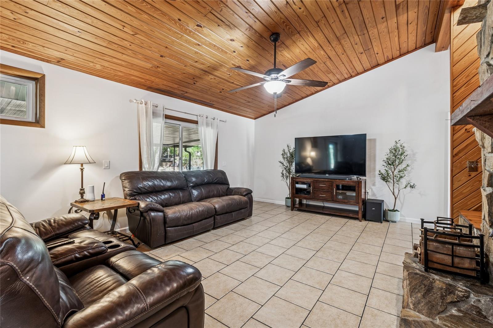 Listing photo id 39 for 17641 Deerfield Drive