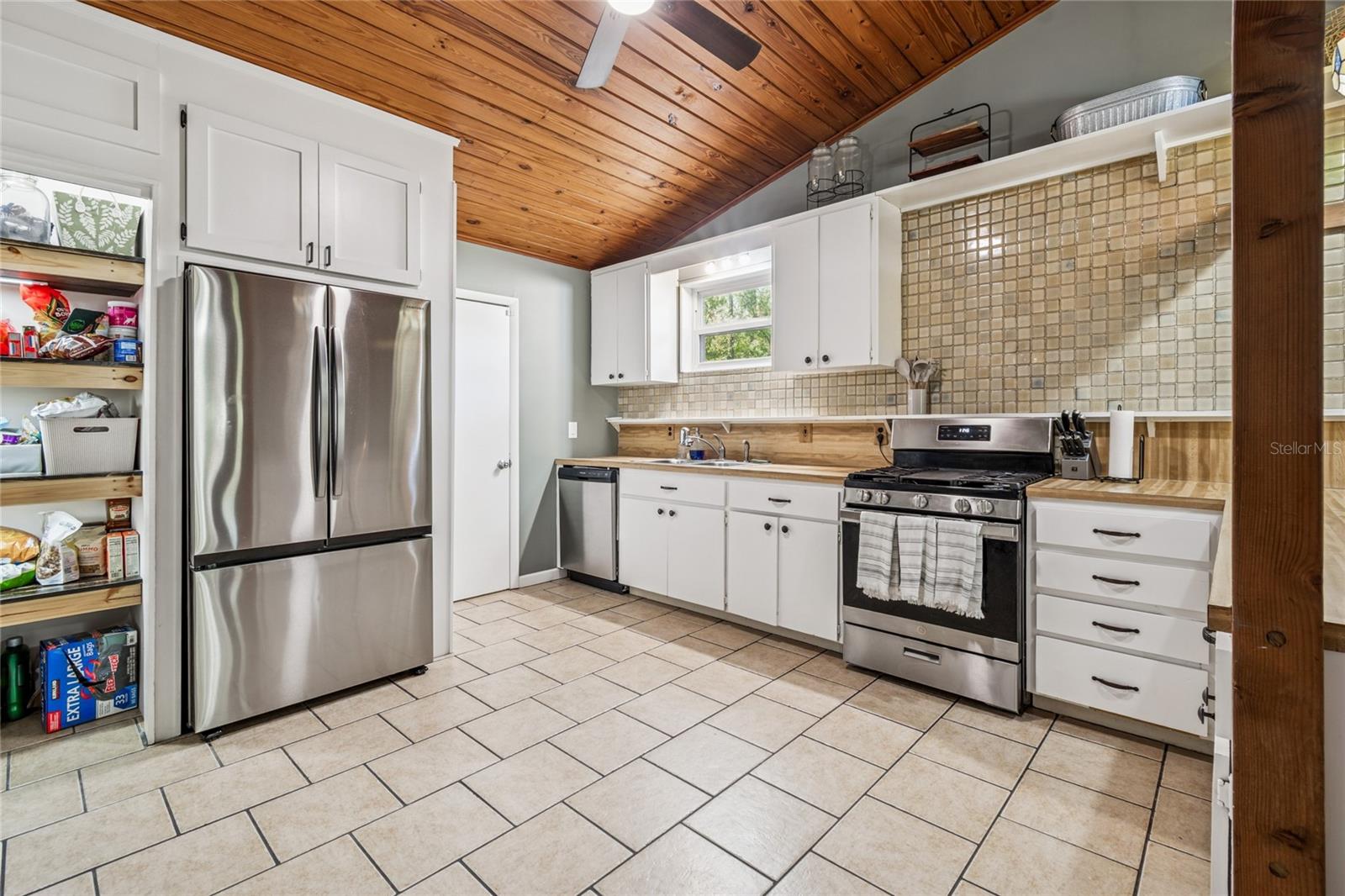 Listing photo id 47 for 17641 Deerfield Drive