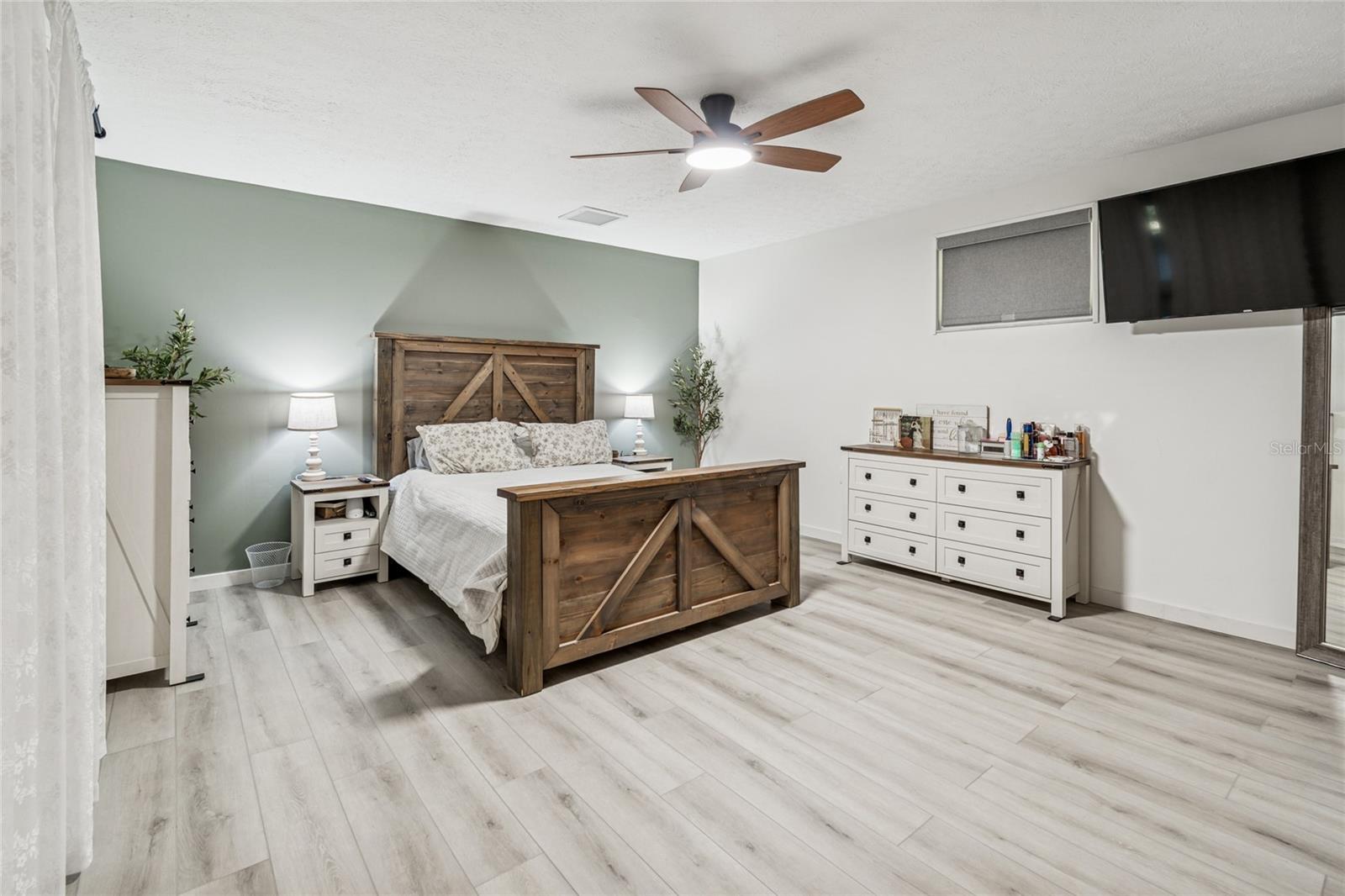 Listing photo id 60 for 17641 Deerfield Drive