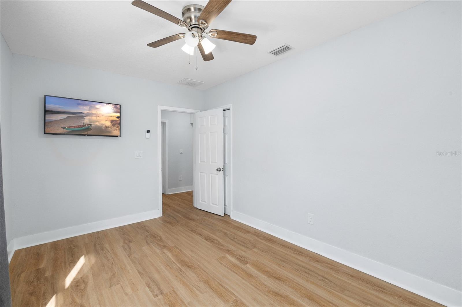 Image 18 of 31 For 2606 Henry Avenue