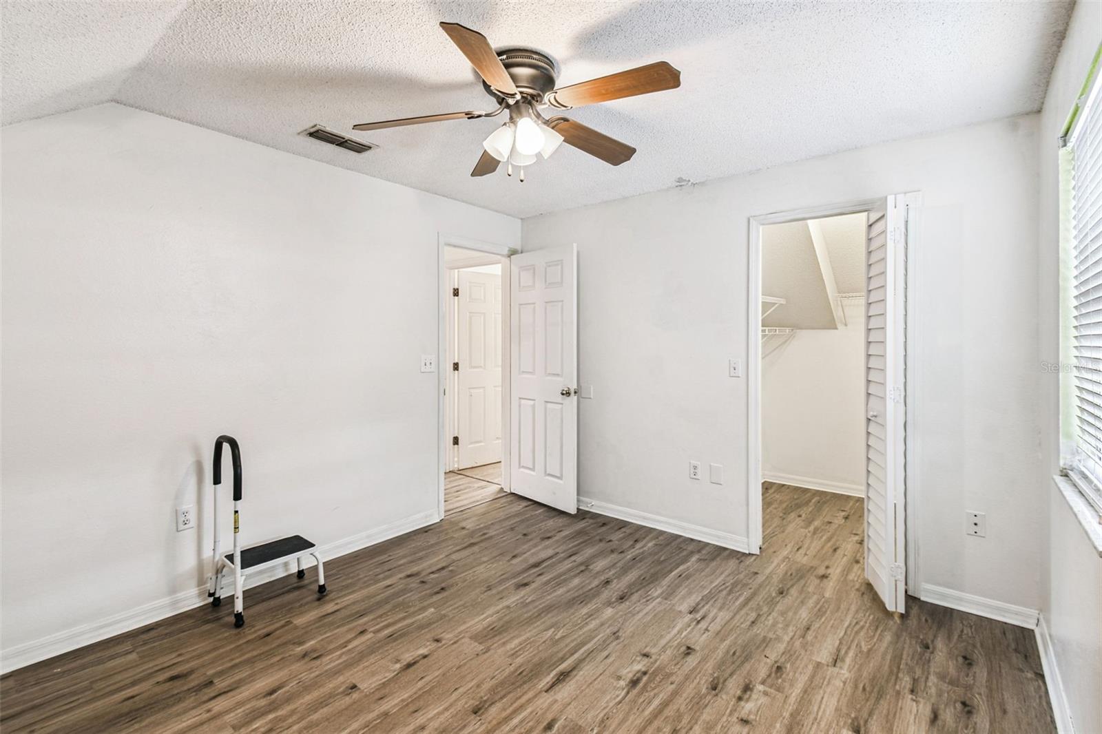 Image 23 of 48 For 142 Brad Circle