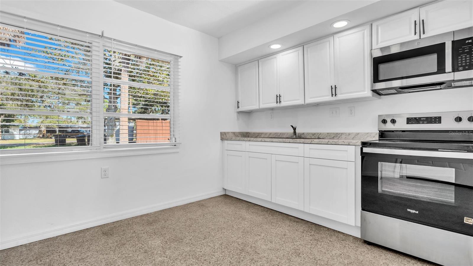 Listing photo id 11 for 7308 Royal Palm Drive