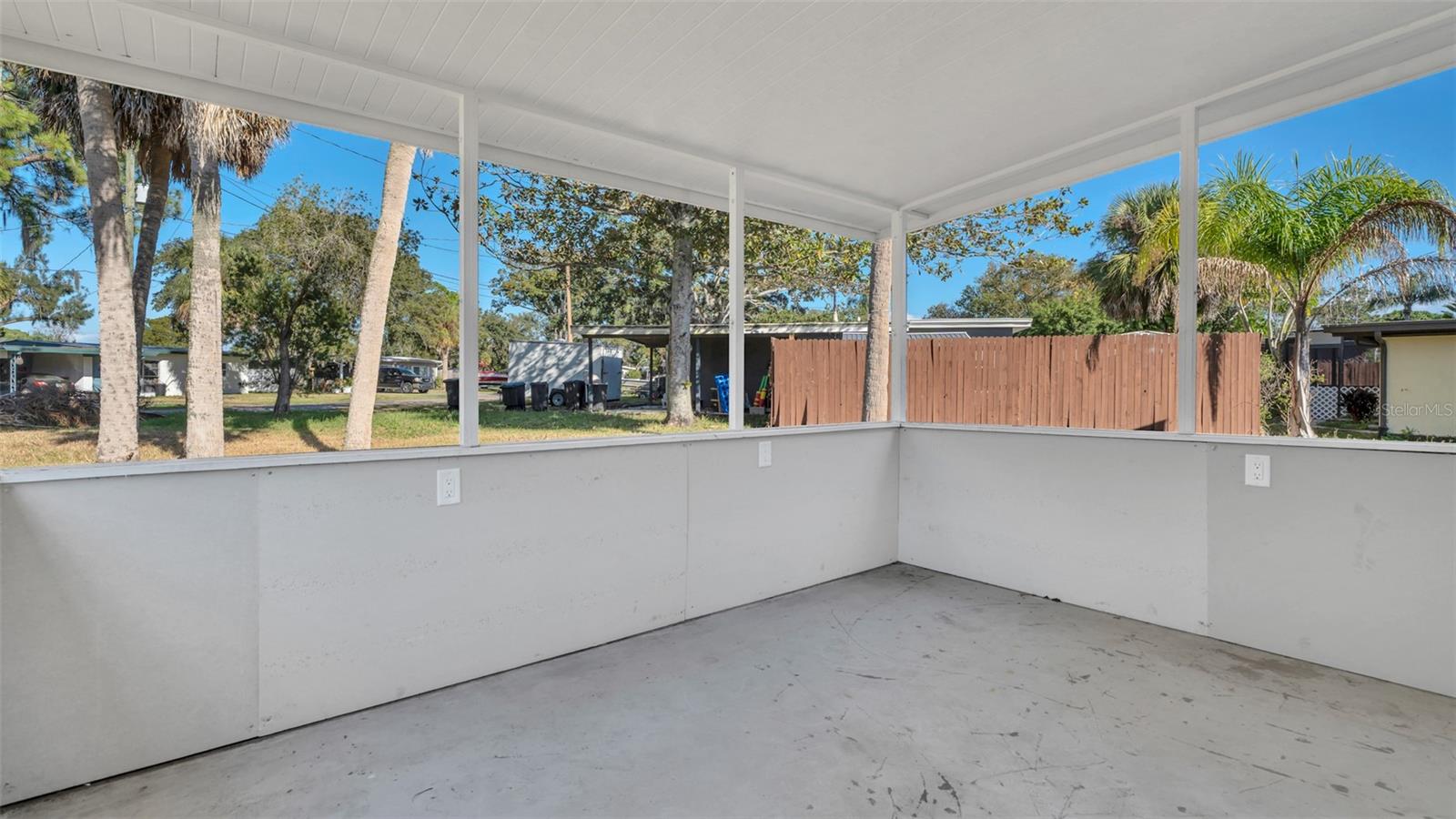 Listing photo id 25 for 7308 Royal Palm Drive