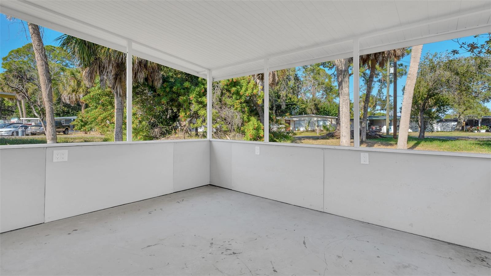 Listing photo id 26 for 7308 Royal Palm Drive