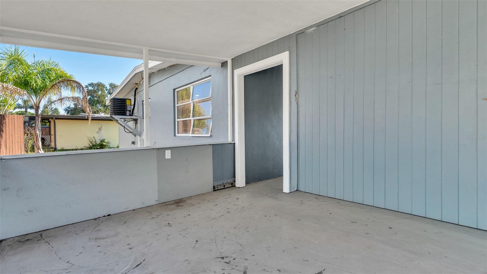 Listing photo id 27 for 7308 Royal Palm Drive