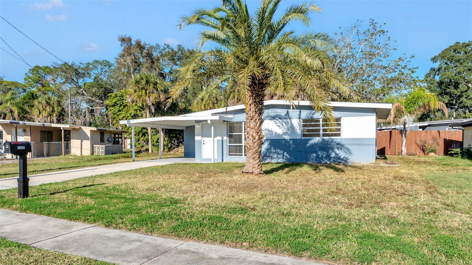 Listing photo id 2 for 7308 Royal Palm Drive