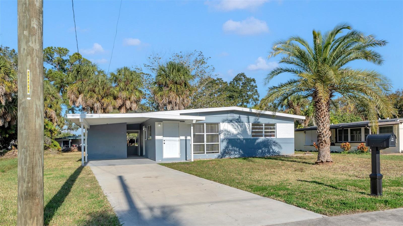 Listing photo id 3 for 7308 Royal Palm Drive