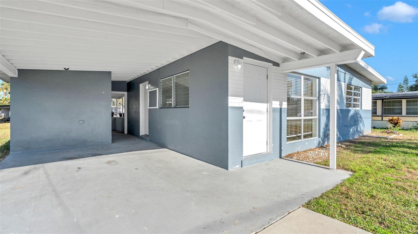 Listing photo id 5 for 7308 Royal Palm Drive