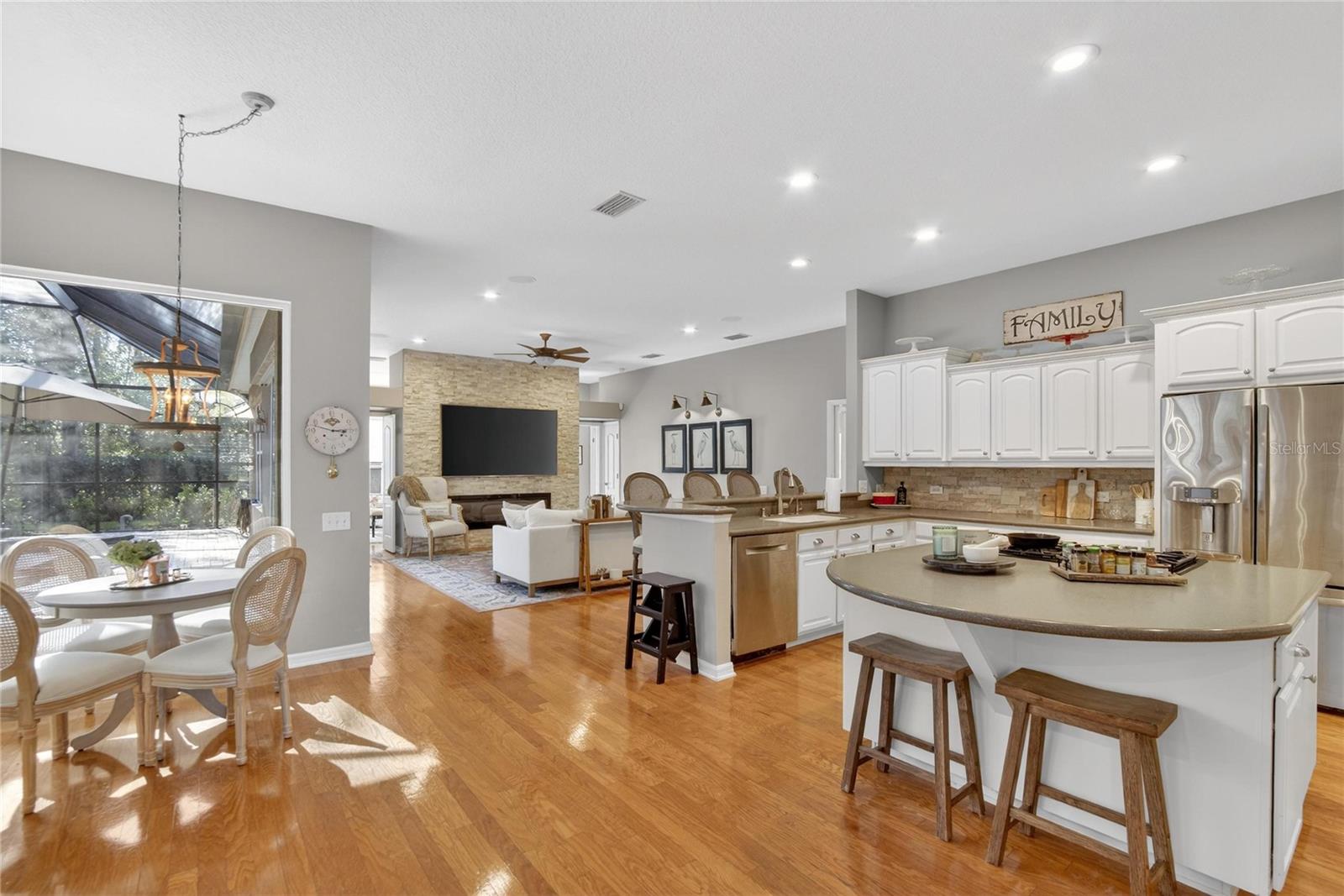 Listing photo id 17 for 27736 Pine Point Drive