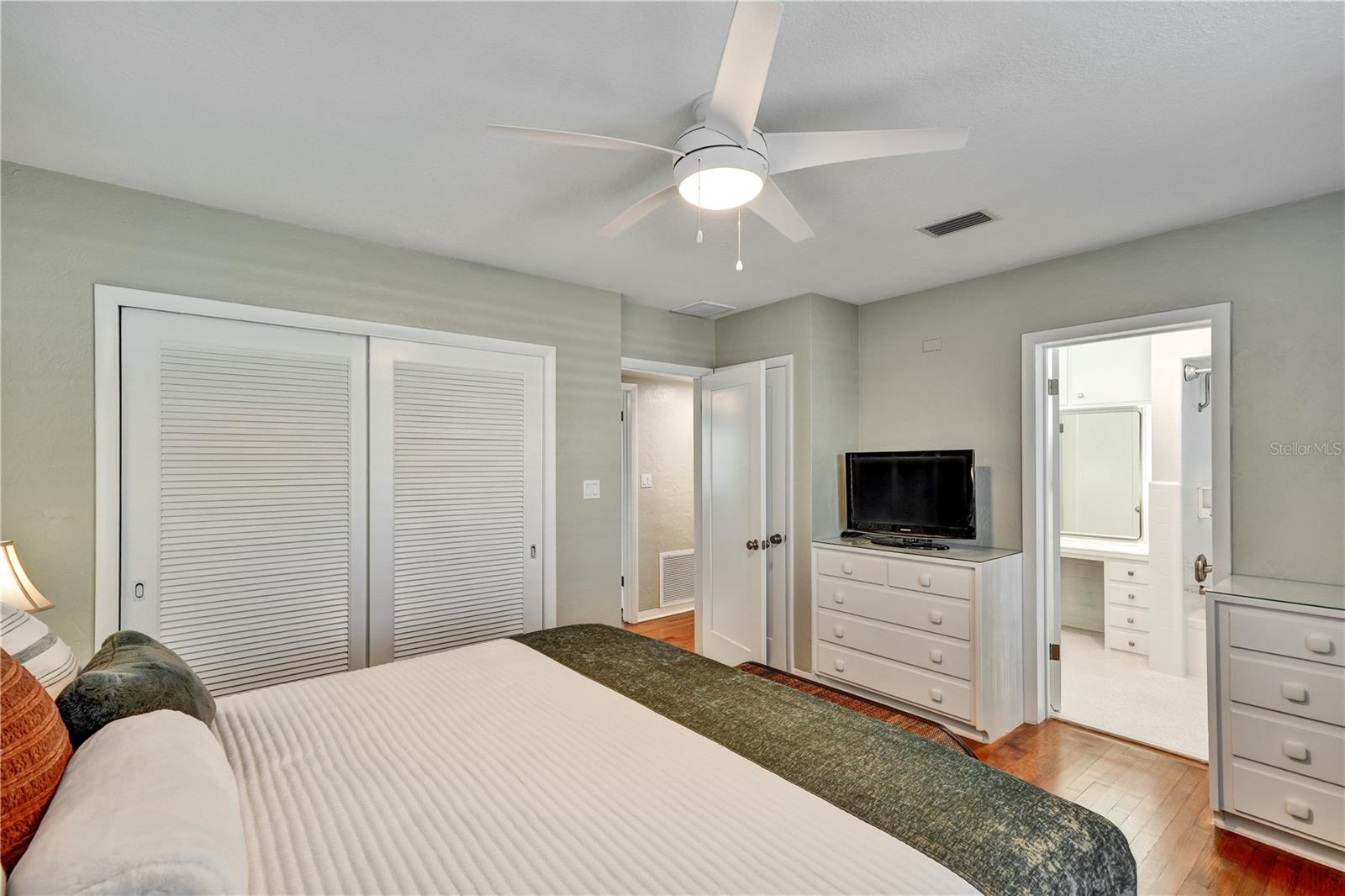 Image 11 of 32 For 4660 22nd Avenue S