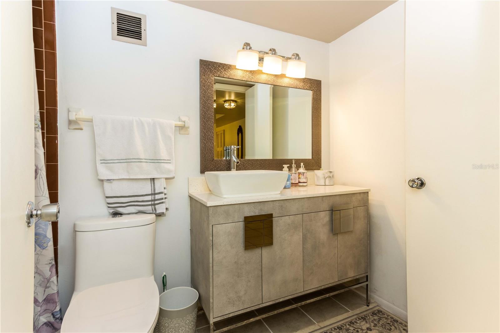 Image 31 of 52 For 50 Harbor View Lane 11