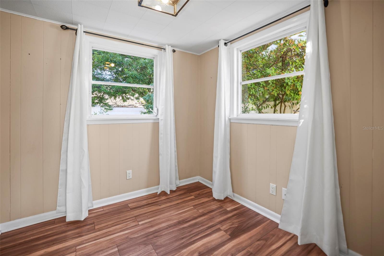 Image 11 of 63 For 1011 Park Drive