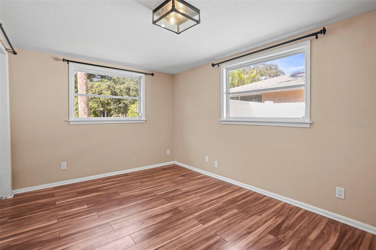 Image 18 of 63 For 1011 Park Drive