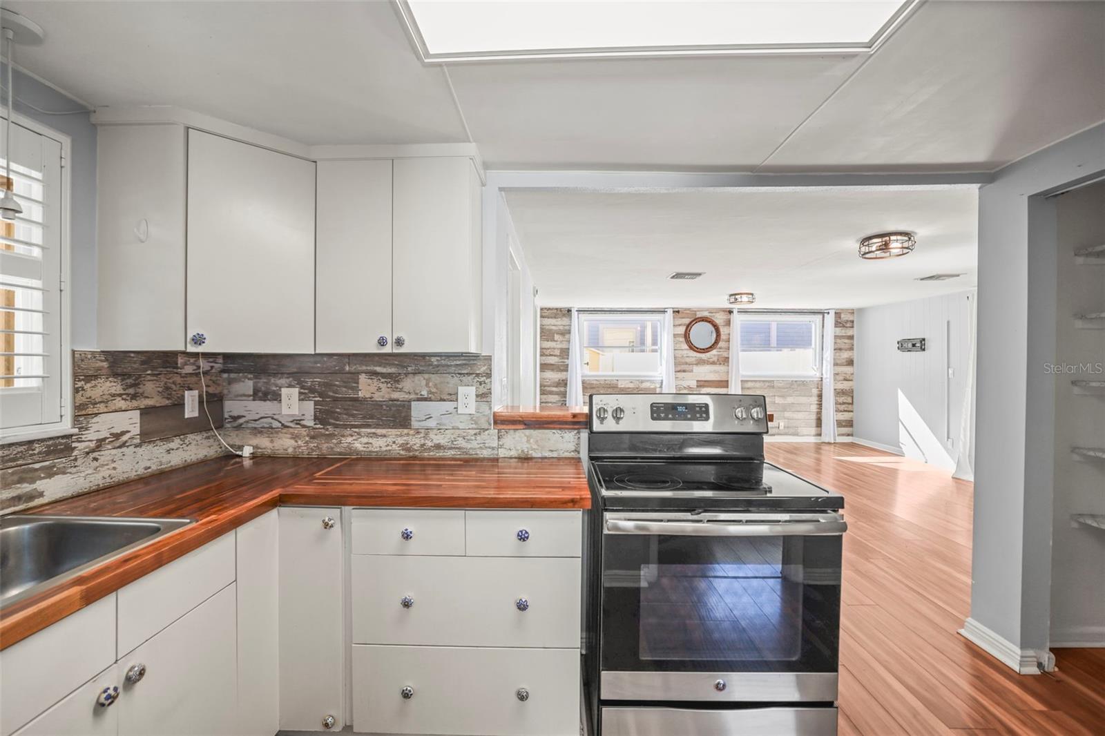 Image 22 of 63 For 1011 Park Drive