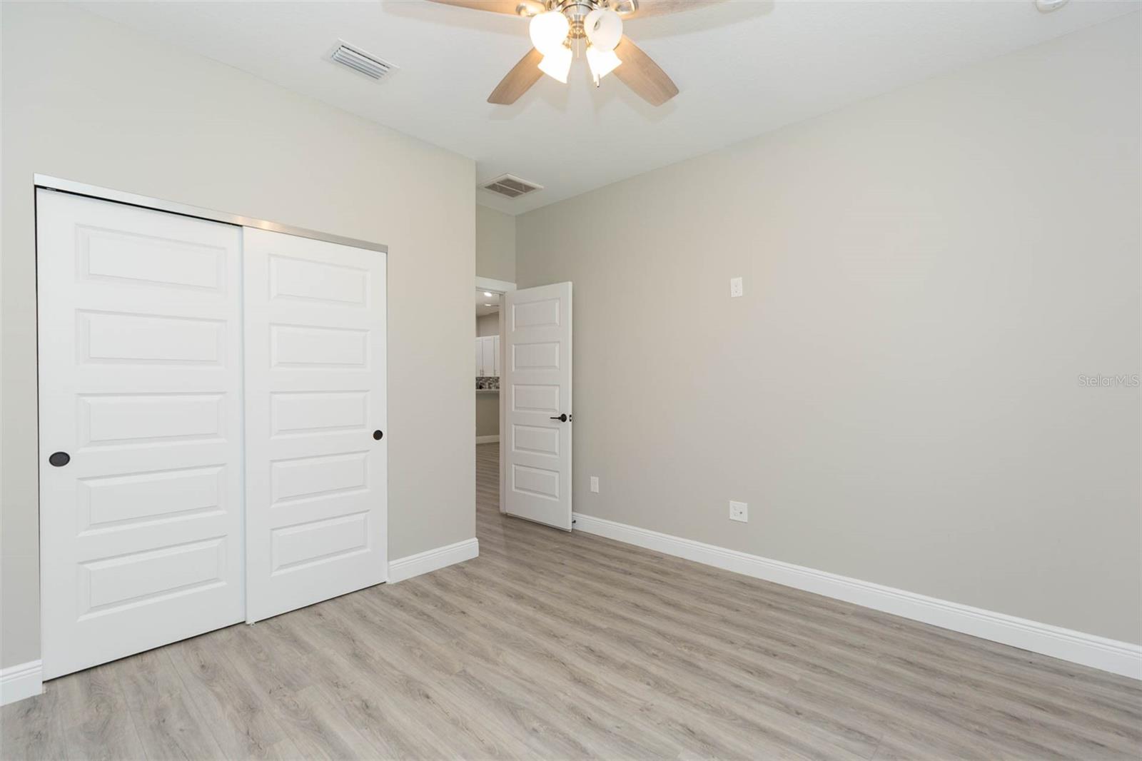 Listing photo id 11 for 218 Jean Street