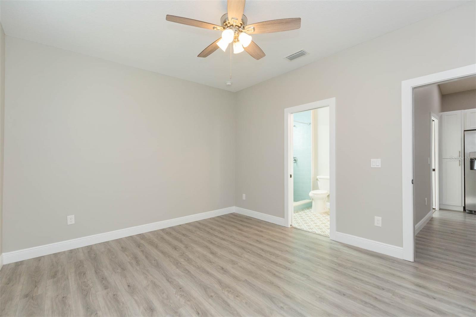 Listing photo id 16 for 218 Jean Street