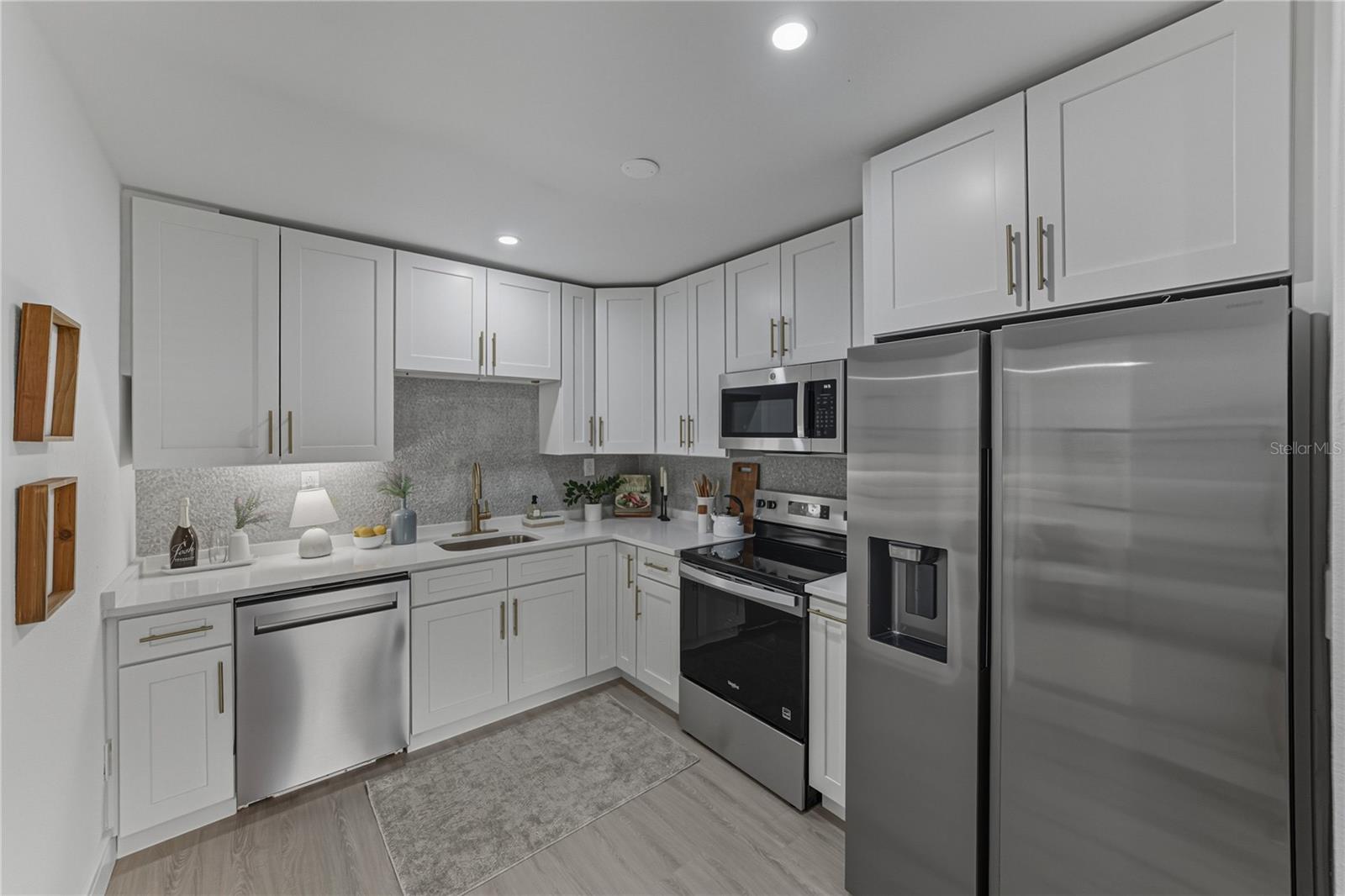 Image 11 of 72 For 4105 Bay Villa Avenue