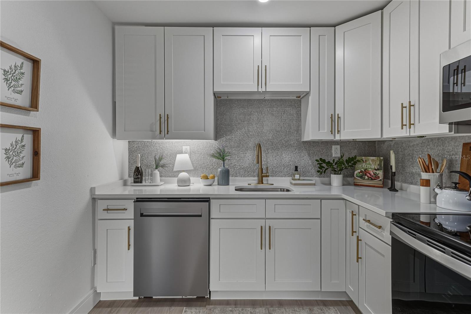 Image 12 of 72 For 4105 Bay Villa Avenue